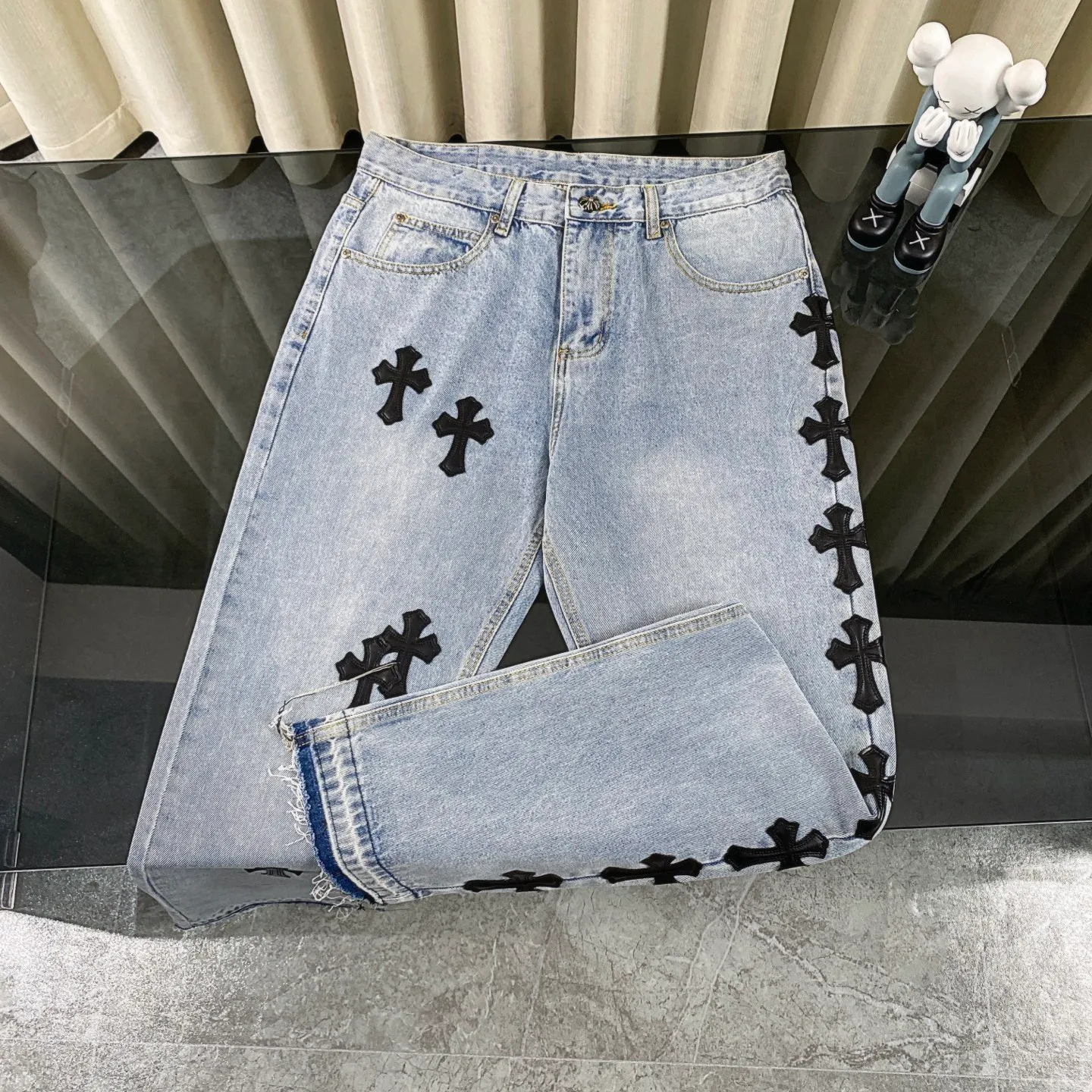 P230 chrome hearts Mattyboy same style black cross patch leather frayed jeans vi Top heavy industry fashionable design] Consistent high street luxury style creation. Speaking of this style, the Zangyin family and GU family are definitely the leading representative brands. Especially the Zangyin family has really achieved a state-of-the-art effect in creating high street style. The unique washed material is used to create this style. The color system is quite eye-catching. After it is decorated with patchwork cross flowers, it cleverly highlights the charm of the brand. Secondly, this style uses classic The classic high-waist cutting design highlights the long legs and fashionable temperament of the upper body. The brand is highly recognizable and the slim fit configuration is more suitable for daily wear. It is a product that interprets personality, fashion, and specifications at a glance. This single product is enough to make any fan excited. It can be a white T-shirt for youthful preppy style, or a tight suspender for lady style. It has strong matching ability and can be easily controlled by men.  [Materials and craftsmanship] Needless to say, this point goes without saying. As an excellent craftsman brand, Zangyin’s requirements for details and craftsmanship are really perfect. The washed color of this model has gone through so many processes, not to mention the embellishment of denim appliques. It is also purely hand-made and sewn. Just like what they believe in, only hand-made things have soul and have the meaning of wear. A top-notch heavy-duty fashionable denim item, I look forward to your perfect interpretation! !  Size:28-36